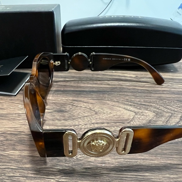 MEDUSA BIGGIE SUNGLASSES IN HAVANA COLOUR - Picture 3 of 5